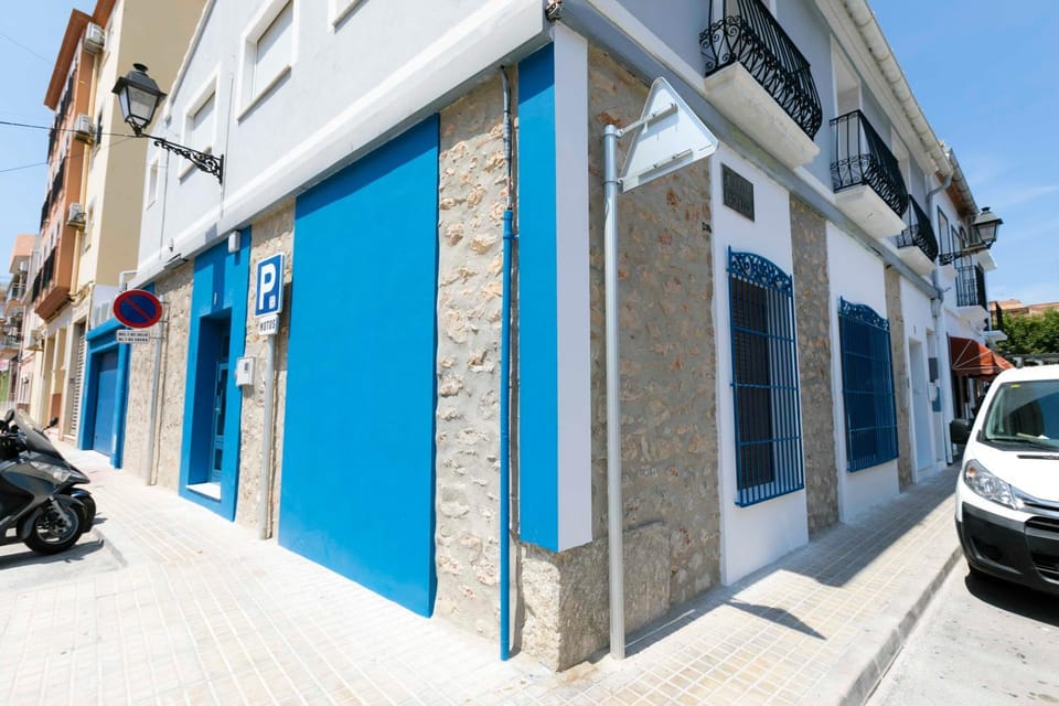 Facade/entrance