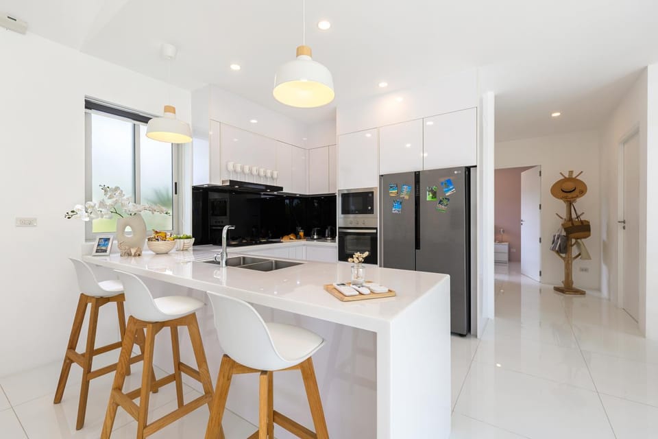 Kitchen or kitchenette, dishwasher, stove