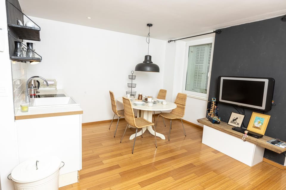 TV and multimedia, Kitchen or kitchenette, Living room, Dining area