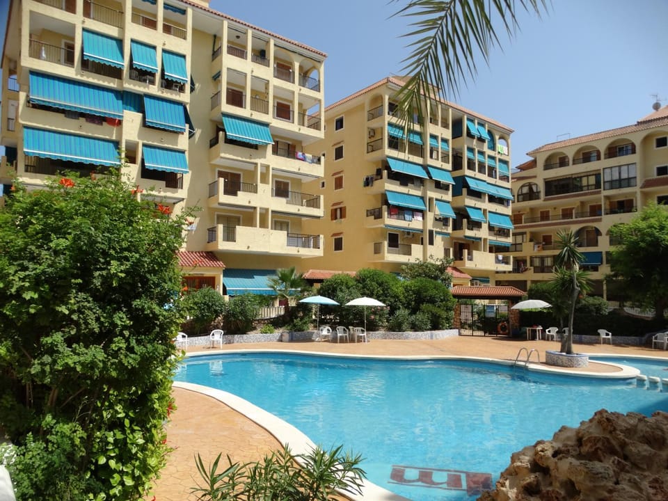 Day, Swimming pool