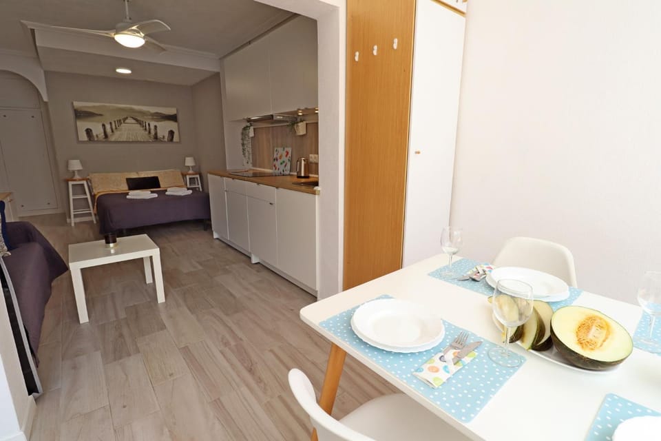 Bed, Kitchen or kitchenette, Dining area, Bedroom