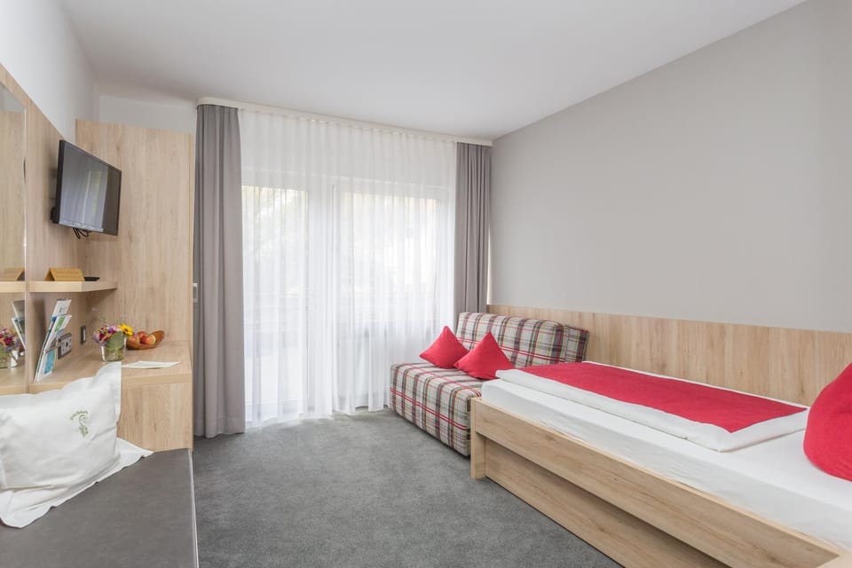 Bed, TV and multimedia, Photo of the whole room