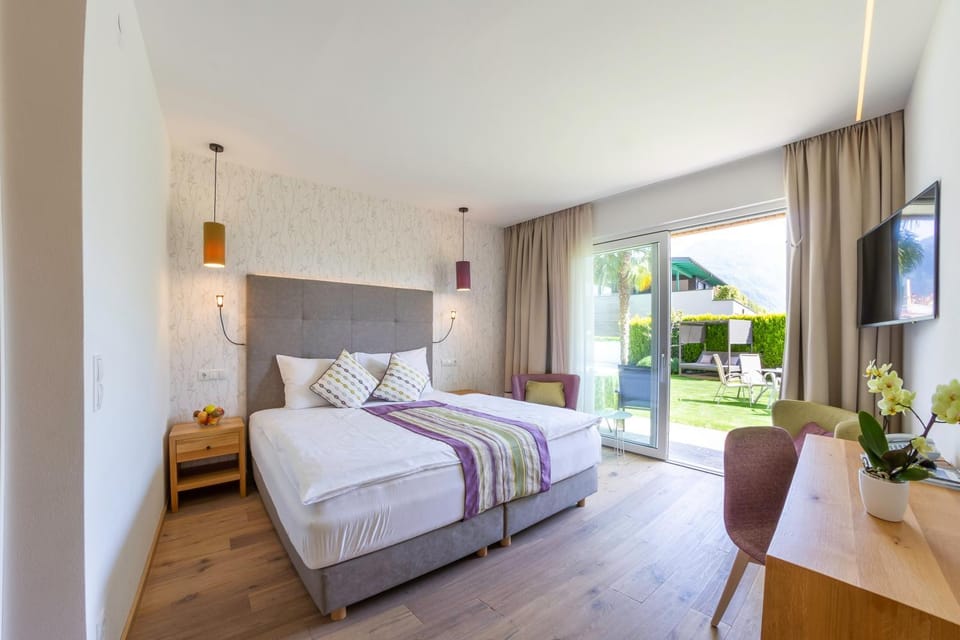 Photo of the whole room, Garden view