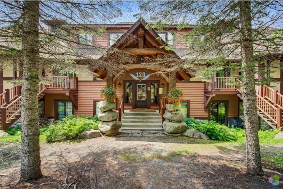 Superb ski inout - Ask about summer pool access! Apartment in Mont-Tremblant