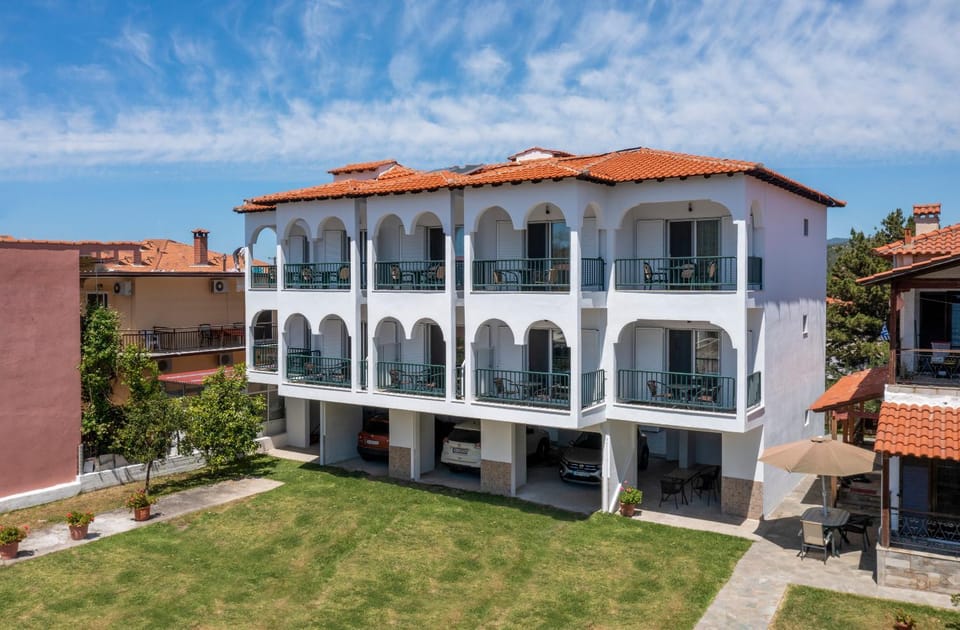 Property building, Garden, Balcony/Terrace, Balcony/Terrace, Parking