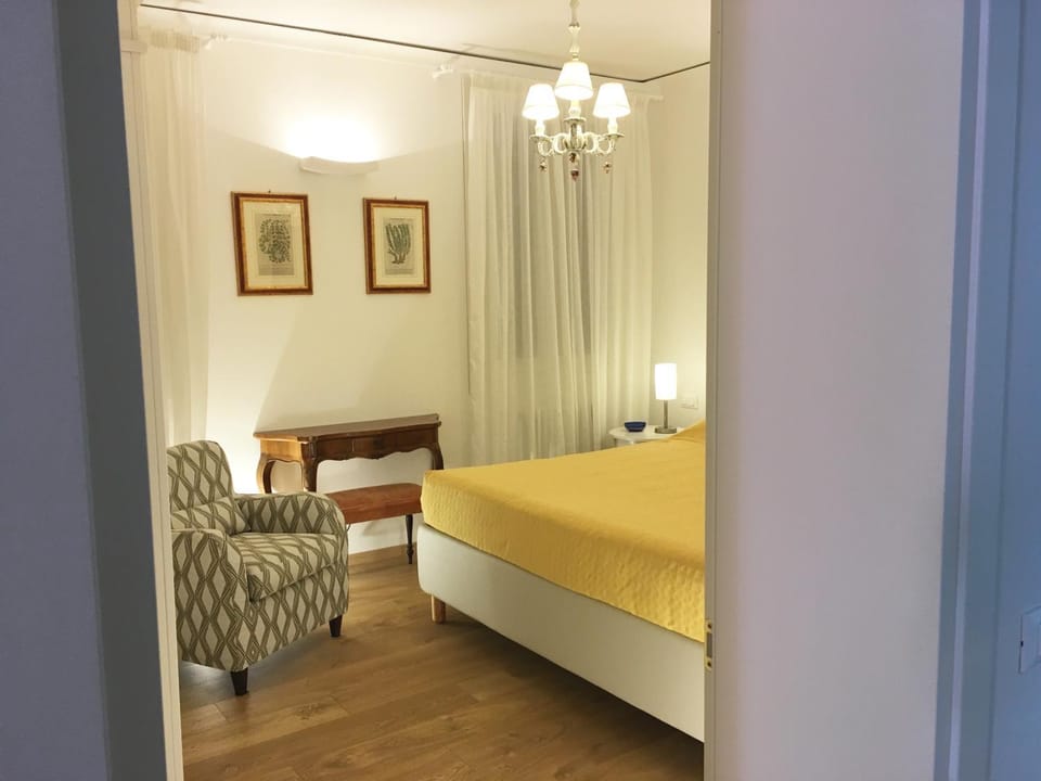 Bed, Bedroom, hair dresser