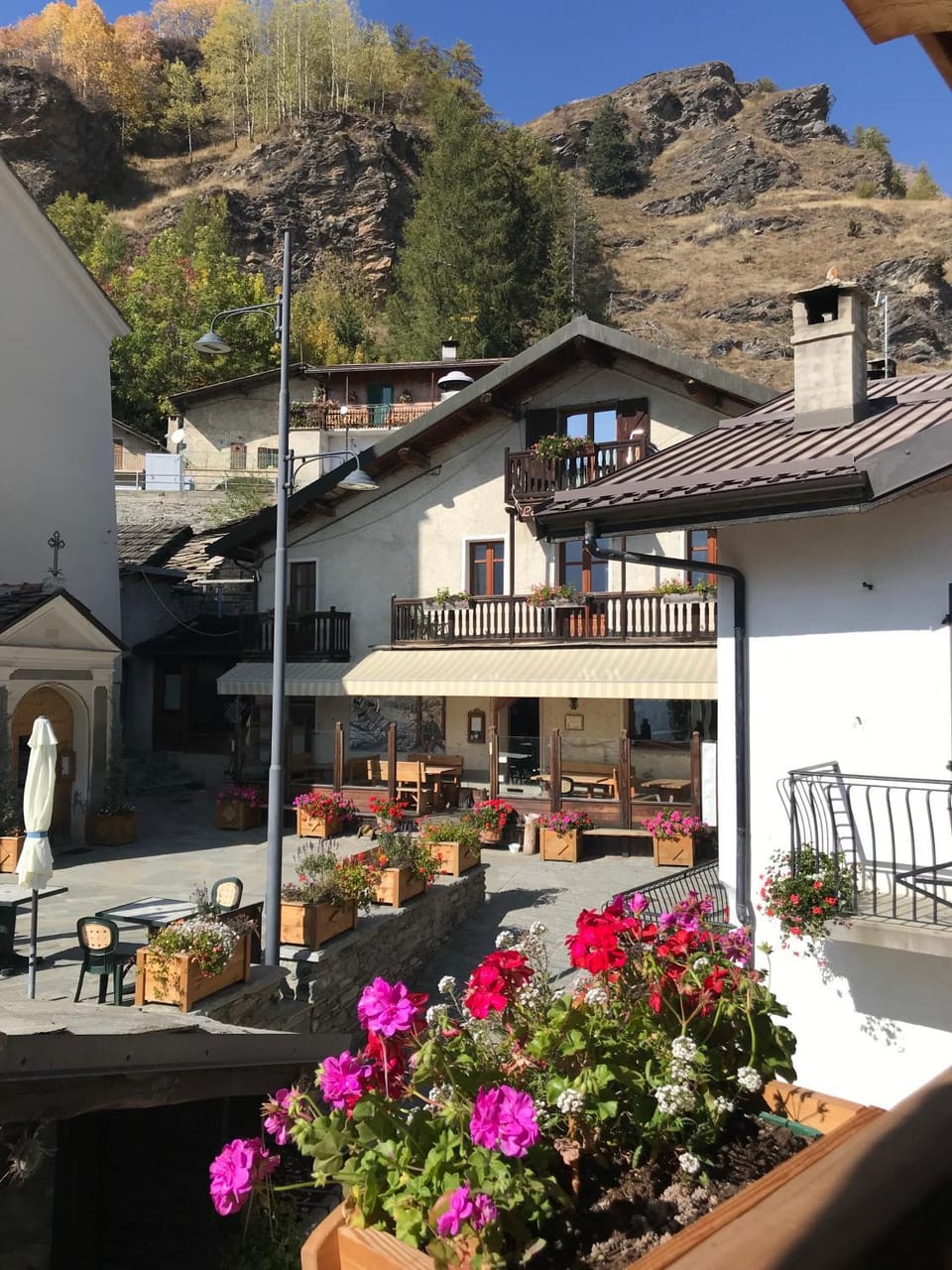 Restaurant/places to eat, Restaurant/places to eat, Neighbourhood, Natural landscape, Quiet street view
