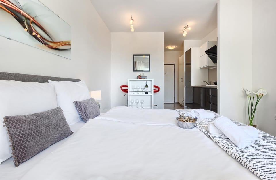 Bed, Kitchen or kitchenette, Dining area, Bedroom