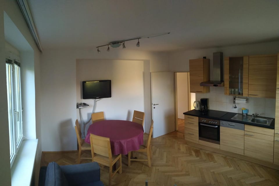 TV and multimedia, Coffee/tea facilities, Kitchen or kitchenette, Living room, Seating area, Dining area