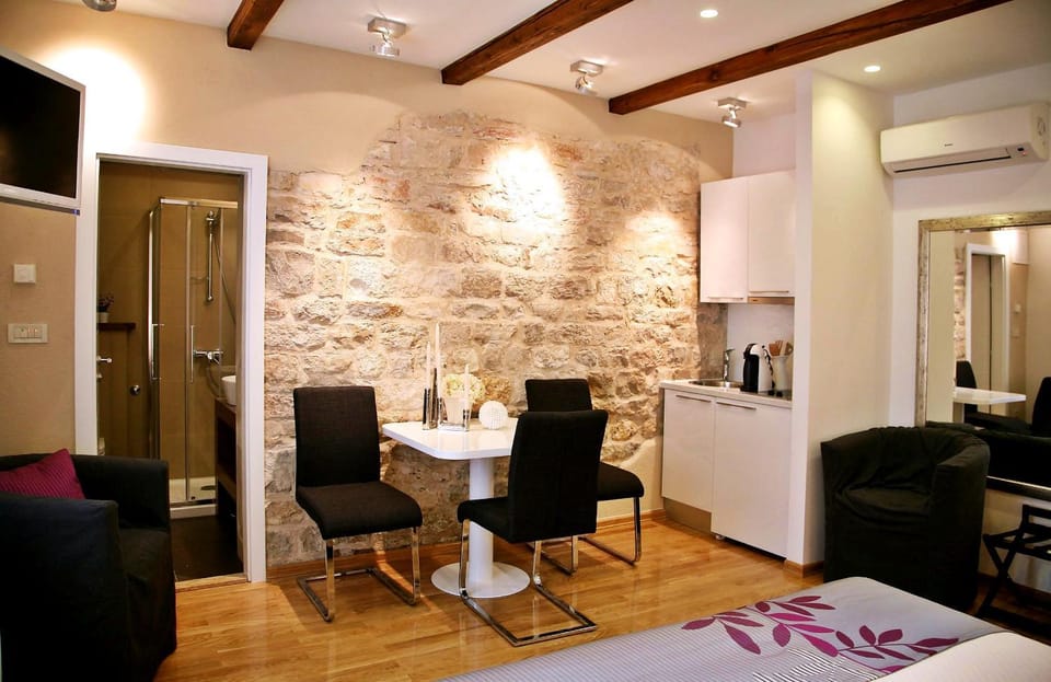 Kitchen or kitchenette, Seating area