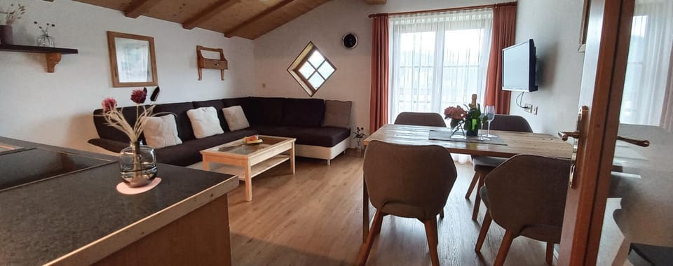 Kitchen or kitchenette, Living room, Seating area, Dining area, dishwasher