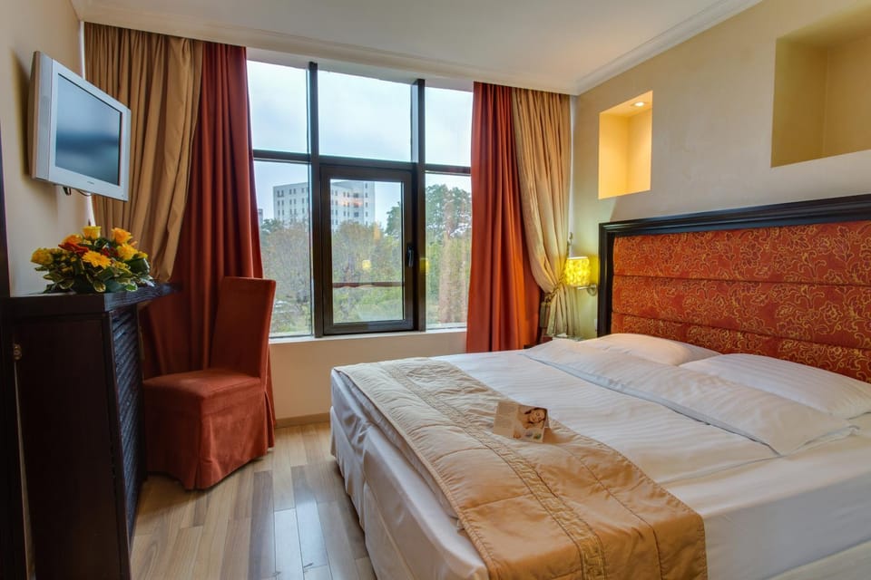 Photo of the whole room, City view