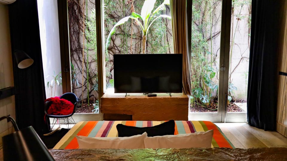 Communal lounge/ TV room, Natural landscape, TV and multimedia, Living room, Decorative detail, Seating area, Garden view