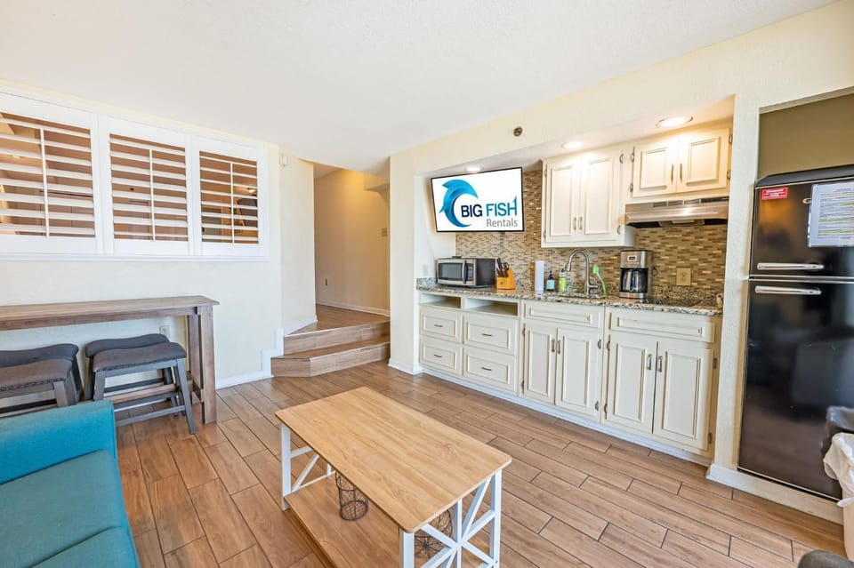 Oceanfront Views, Recently Renovated Kitchen,Pools House in North Myrtle Beach