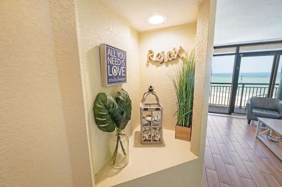 Oceanfront Views, Recently Renovated Kitchen,Pools House in North Myrtle Beach
