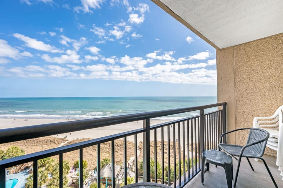 Oceanfront Views, Recently Renovated Kitchen,Pools House in North Myrtle Beach