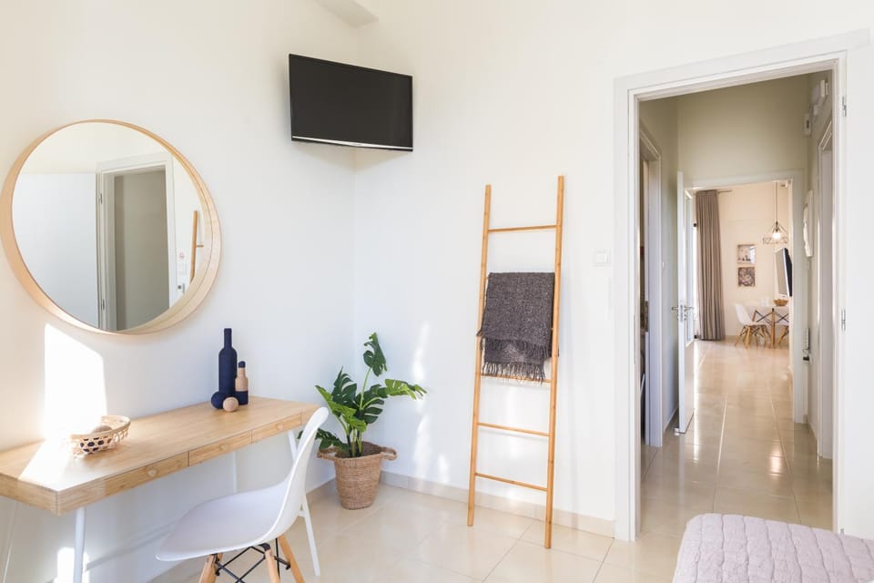 TV and multimedia, Photo of the whole room, Bedroom