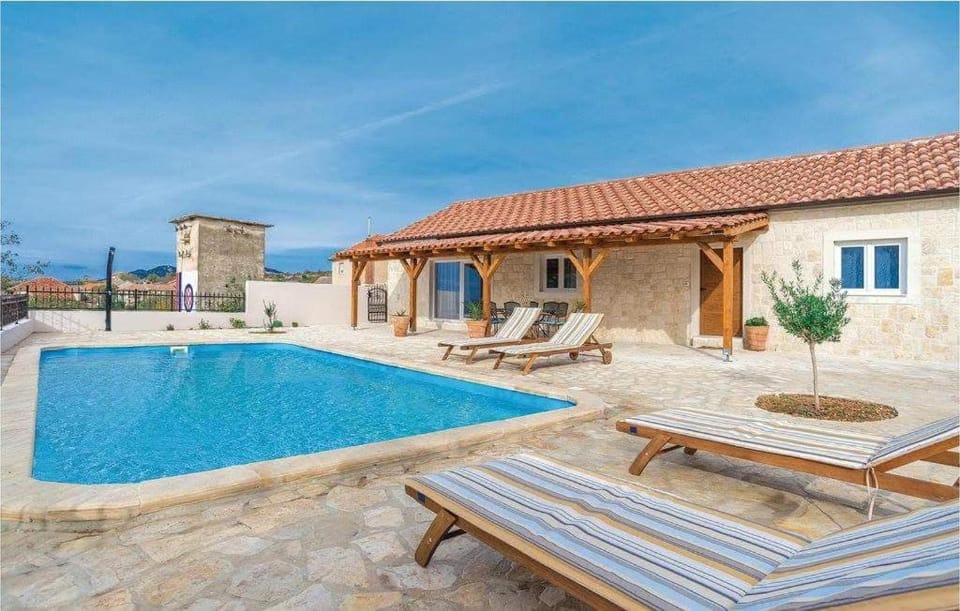 On site, Lake view, Pool view, Swimming pool, Family