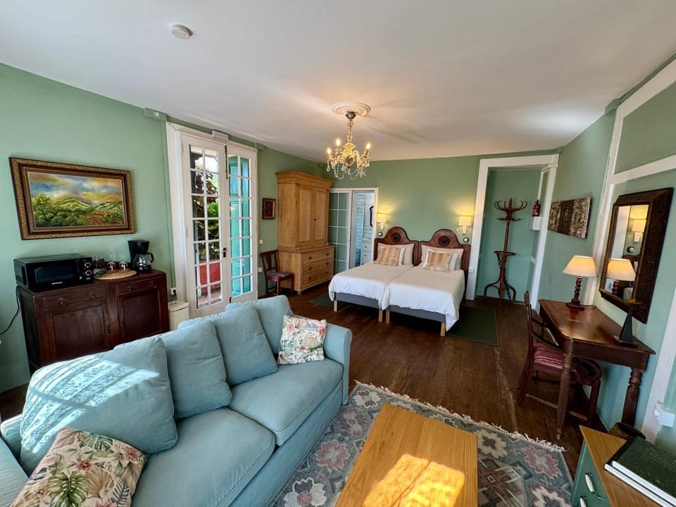 Bed, TV and multimedia, Living room, Photo of the whole room, Seating area, Bedroom