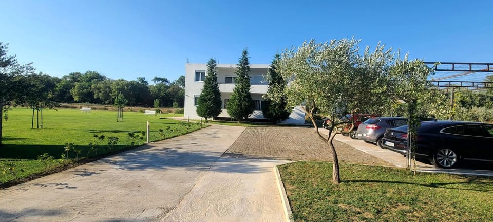 Property building, Garden, Garden view, Parking