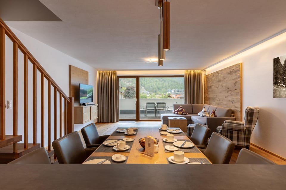 Living room, Dining area