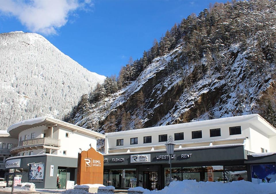 Facade/entrance, Winter