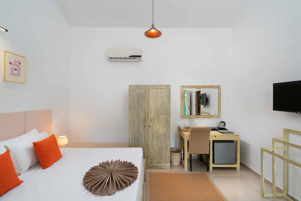 Bed, TV and multimedia, Photo of the whole room, Bedroom, hair dresser, wardrobe, air conditioner