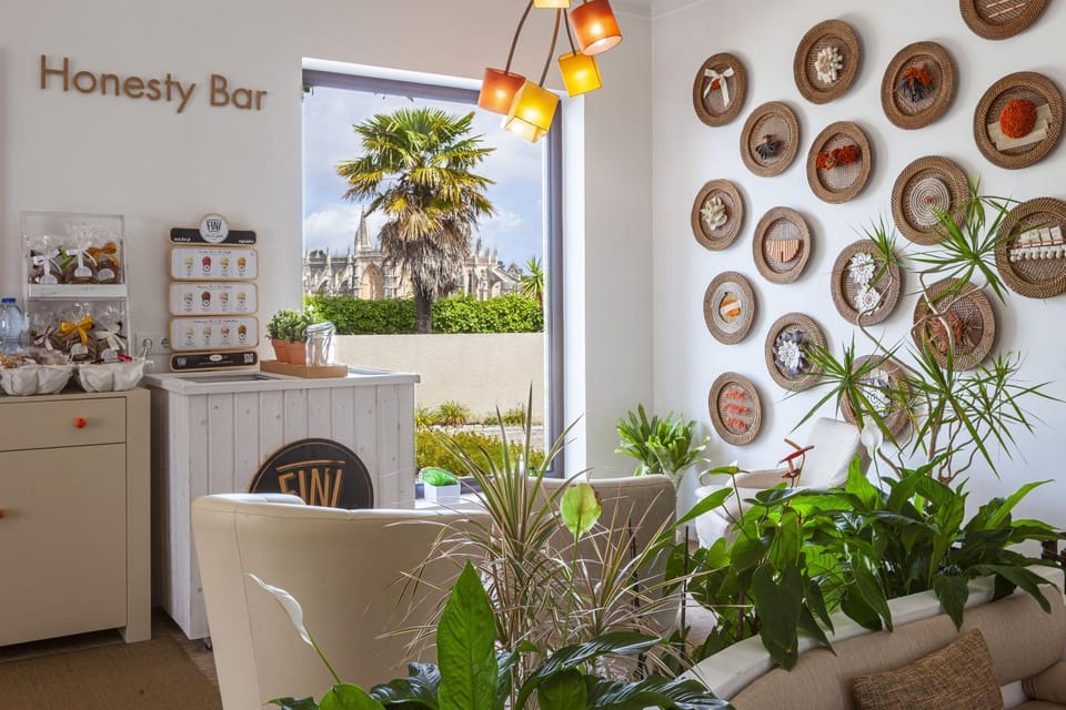 Restaurant/places to eat, Lounge or bar