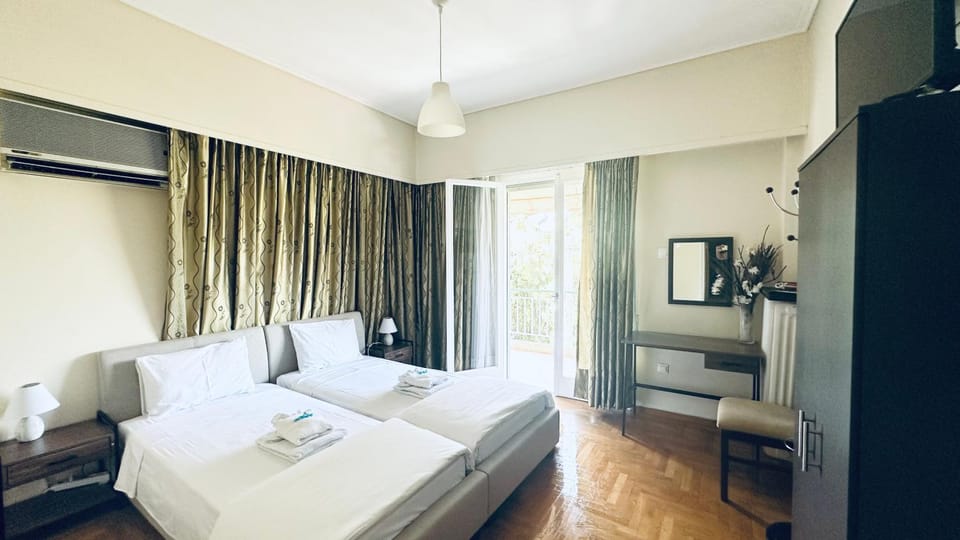 Bed, TV and multimedia, Photo of the whole room, Bedroom