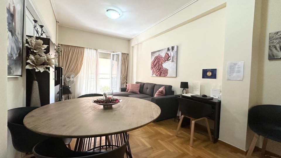 TV and multimedia, Living room, Seating area, Dining area