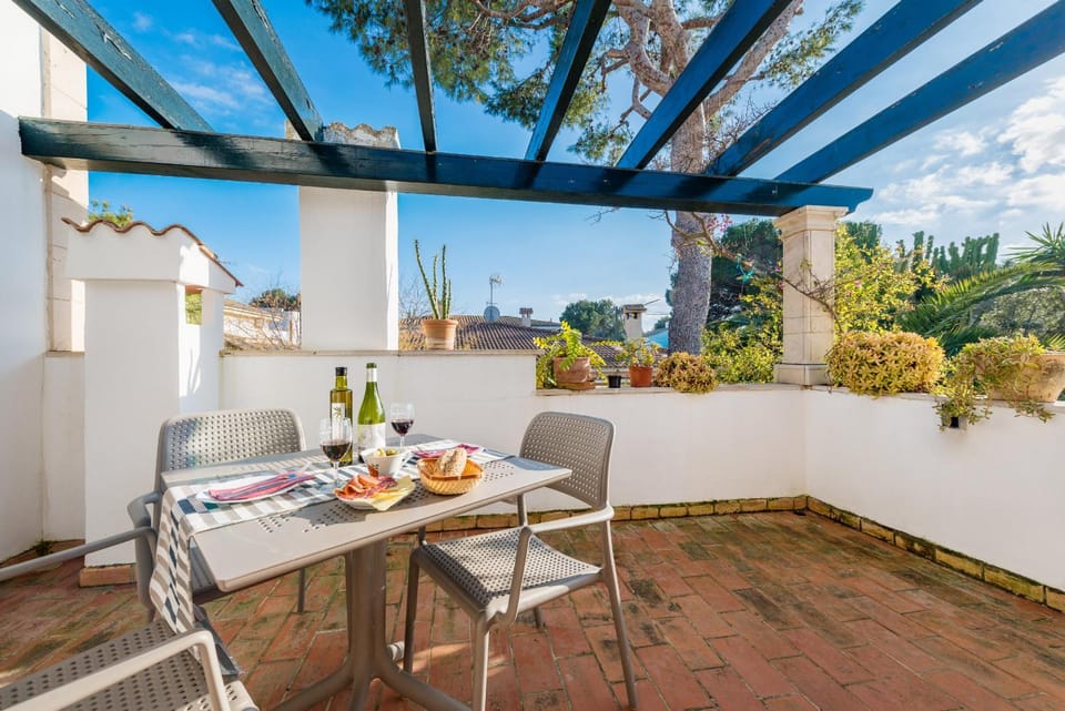 Balcony/Terrace, Decorative detail, Seating area, Dining area, Garden view