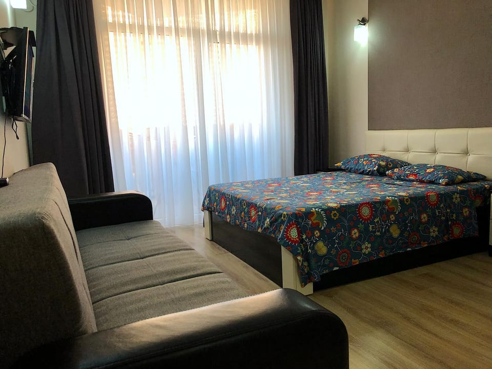 Bed, TV and multimedia, Decorative detail, Seating area