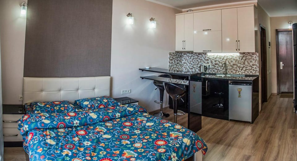 Bed, Coffee/tea facilities, Kitchen or kitchenette, Photo of the whole room, Dining area