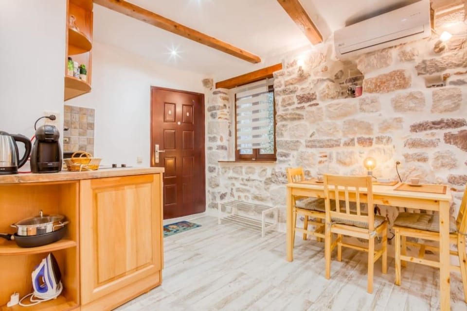 Coffee/tea facilities, Kitchen or kitchenette, Dining area