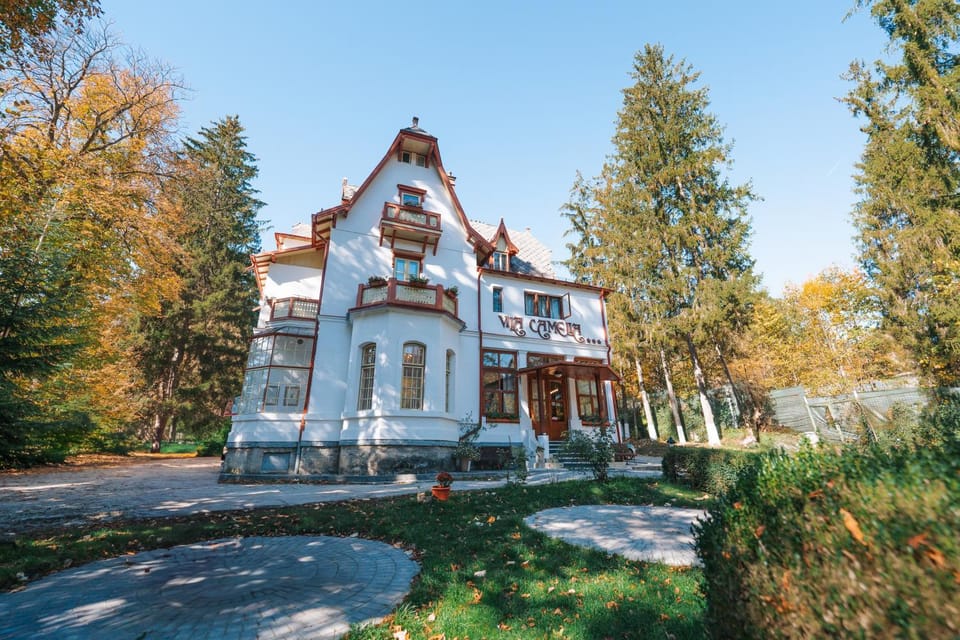 Property building, Facade/entrance, Natural landscape, Garden, Mountain view
