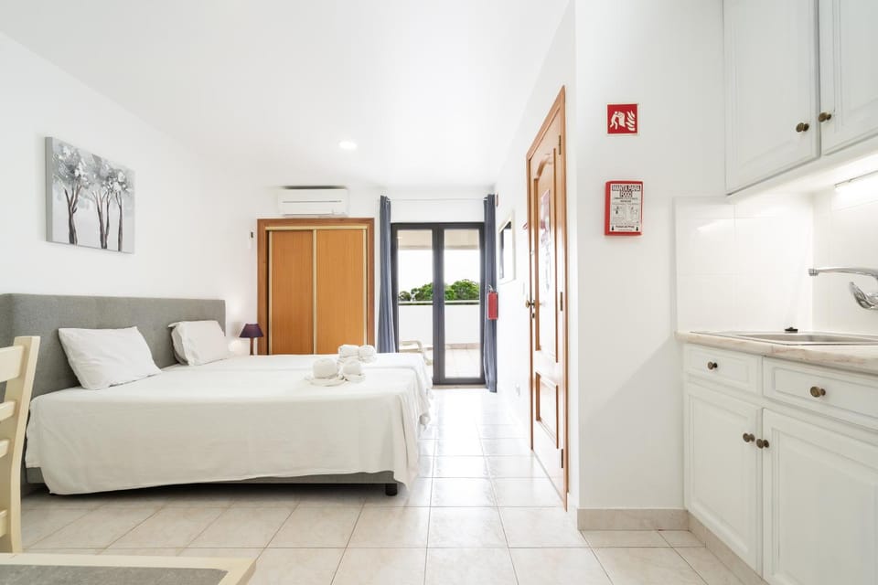 Bed, Kitchen or kitchenette, Photo of the whole room, Bedroom