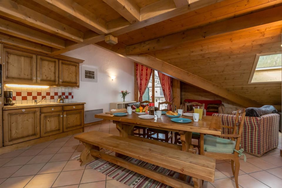 Kitchen or kitchenette, Dining area