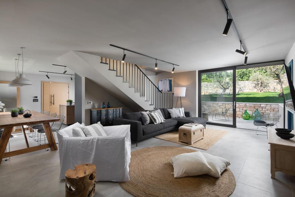 TV and multimedia, Living room, Seating area, Dining area, Garden view