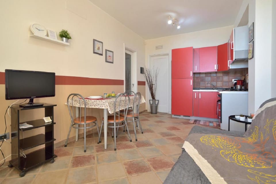 TV and multimedia, Kitchen or kitchenette, Living room, Seating area, Dining area