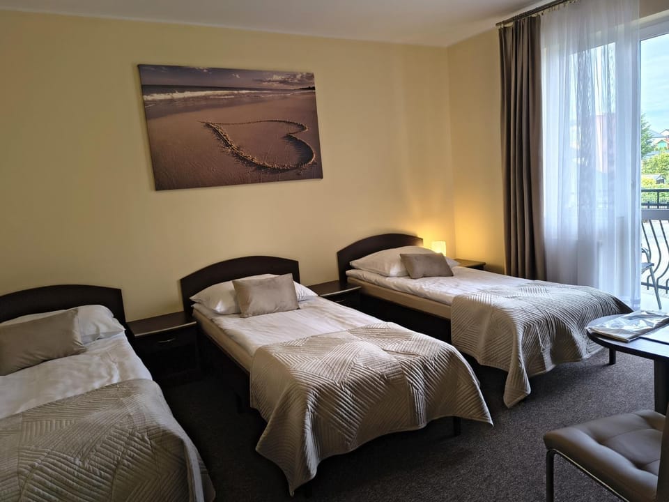 Bed, View (from property/room), Photo of the whole room, Bedroom, Street view, Family, Quiet street view