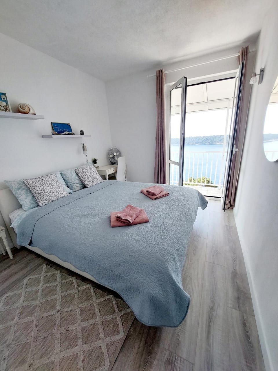 Bed, Bedroom, towels