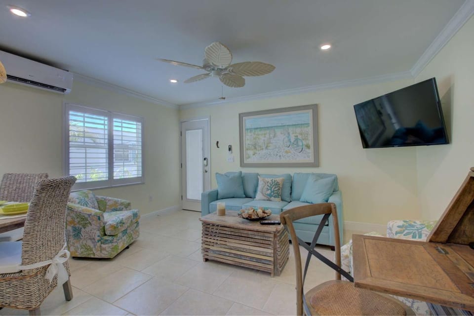 LuLu's Key House Green 1/1 Upstairs House in Siesta Beach