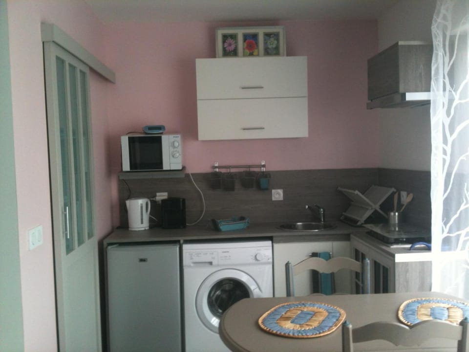 Kitchen or kitchenette, oven, stove, toaster, washing machine
