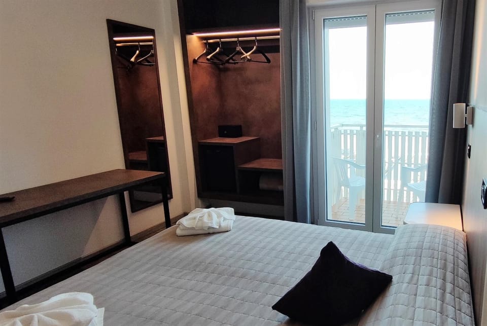 Bed, Photo of the whole room, wardrobe