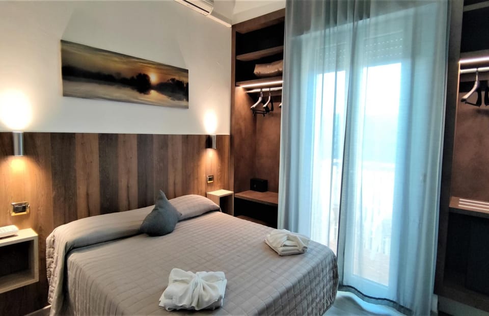 Bed, TV and multimedia, Photo of the whole room, Bedroom, wardrobe