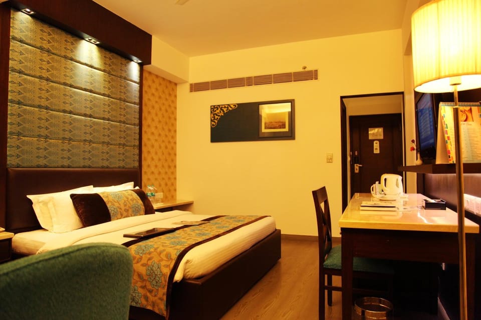 Bed, TV and multimedia, Photo of the whole room, hair dresser, towels, air conditioner