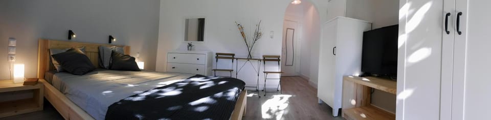 Photo of the whole room, Bedroom