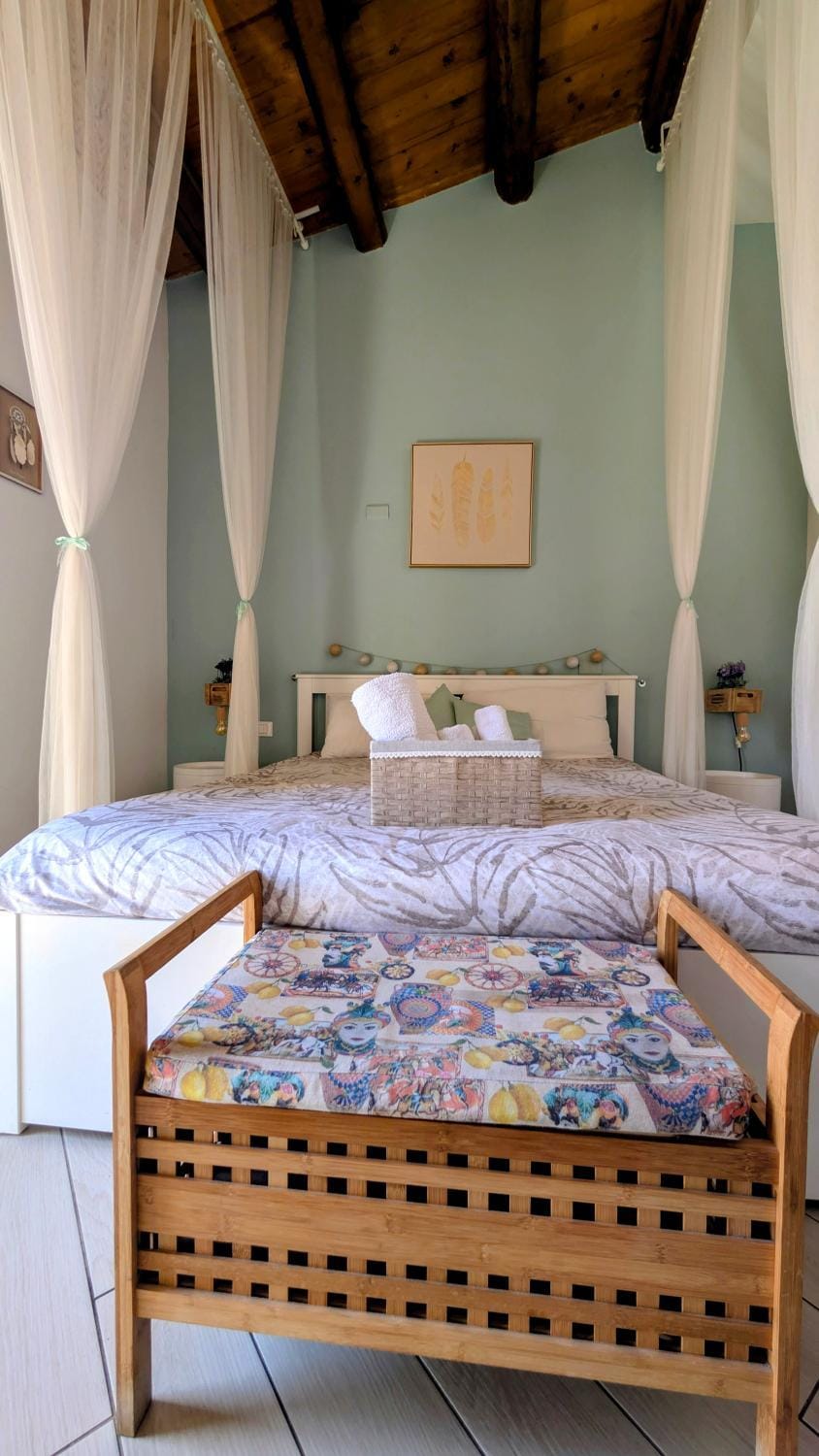 Bed, Photo of the whole room, Bedroom, towels