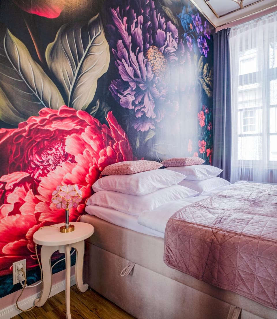 Bedroom, City view