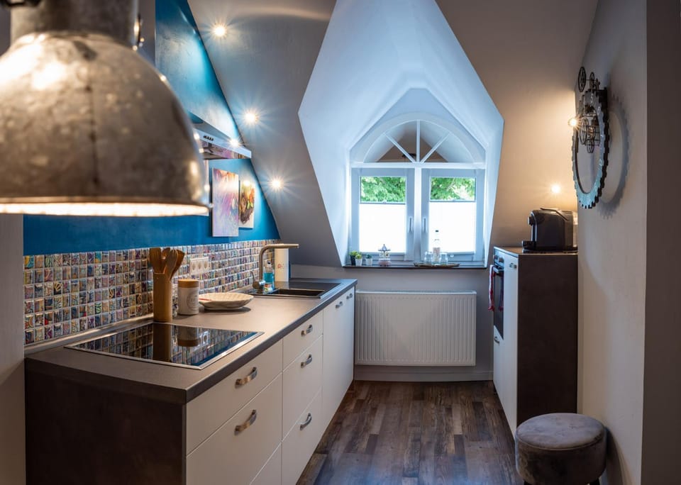 Kitchen or kitchenette, Garden view